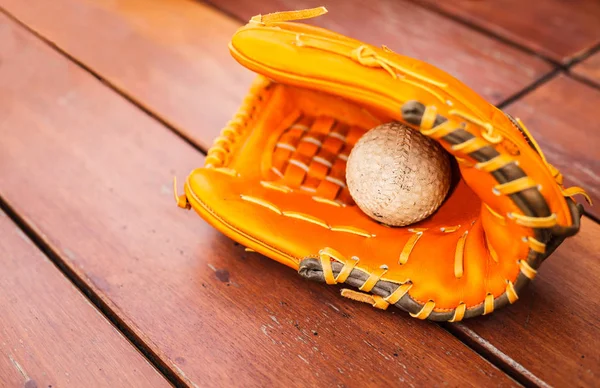 Béisbol Softbol Con Guante Cuero Sobre Fondo Mesa Madera Con —  Fotos de Stock