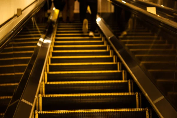 复古运动模糊的人匆忙步行自动扶梯在繁忙时间在大城市地铁购物商城市区 — 图库照片