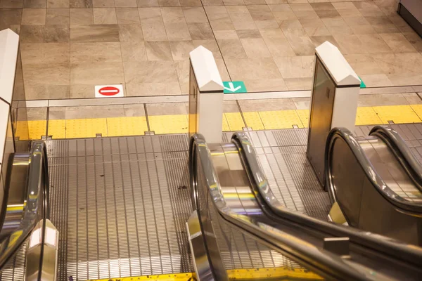 Alışveriş Merkezi Metro Stasyonu Yön Belirten Ile Iyi Yürüyen Görünümü — Stok fotoğraf