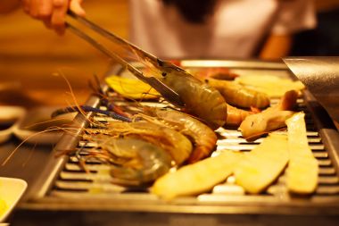 Paslanmaz Çelik sıcak yemek et ve sebze gıda Barbekü grill Pan kızartma tong kelepçe sürükleyici tutan kadın el