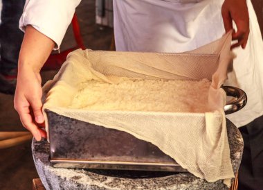 Mochi, Japon pirinç keki kısa-tahıl japonica yapışkan pirinç hamur içine dövülerek yapılan ve istenilen şekil kalıplanmış geleneksel gıda için Japon yeni satılan ve bu süre içinde yedi yıl,.