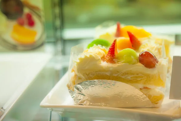 Postre Dulce Delicioso Pastel Frutas Temporada Tropical Con Crema Blanca — Foto de Stock