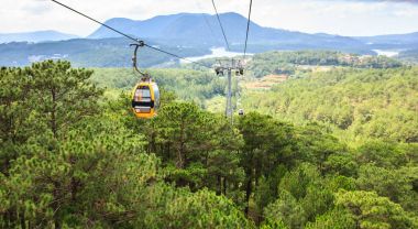 Görünüm üzerinden Dalat teleferik, Robin Hill hedefe doğru Truc Lam Manastırı (Chua Truc Lam), Robin Hill, Dalat, Vietnam manzara. En sevdiğim konumlar ve aile aktiviteleri Dalat