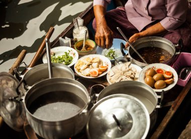 bir kanal, alışveriş ve yeme dışarı geleneksel taze meyve ve gıda tüccar tekneler Damnoen Saduak yüzen Market, Ratchaburi, Tayland en ünlü ve en sevdiğim turizm faaliyetleri