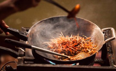 Tay Asya sokak hızlı sıcak tava, tampon Tay veya phad Tay yaygın bir sokak gıda olarak ve Tayland'da geçici yerel eateries adlı bir heyecan kızarmış pilav şehriye çanak besindir. Pad Thai Tayland en favori Tayland yemeği menüleri biridir.