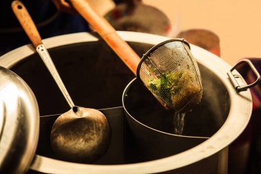 Teknede kürek, taze beyaz pirinç Noodle Noodle süzgeç sepeti Ahşap Saplı ve sıcak alüminyum stok kazan pot yumuşak sıcak günbatımı açık renkli duman ile beyazlatılmış Tay Asya sokak gıda