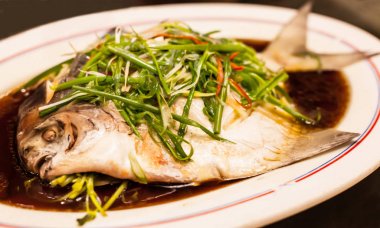 Buğulanmış beyaz gümüş Pomfret taze soğan, biber ve soya sosu ile