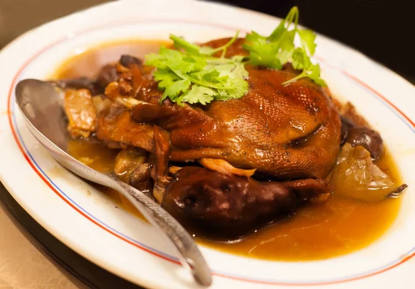 Comida Asiática Chino Tailandés Olla Pato Guisado Sopa Salsa Servido — Foto de Stock