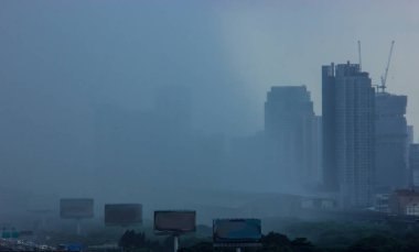 fırtınalı gökyüzü hareketli şehirde yağmur. Tropikal iklim hava arka plan kavramı.