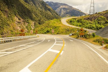 Ulaşım, eğri kıvırarak Otoban yol geçişi