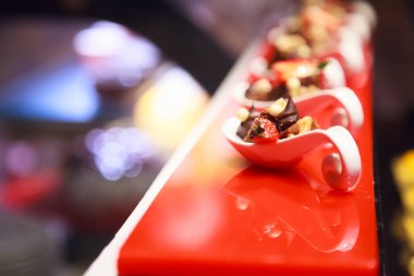 Otel Büfe Hattı 'nda kaşıklarla servis edilen çikolatalı kekler çok güzel. Restoran yemek servisi, düğün töreni için kokteyl ziyafeti, seminer, toplantı, konferans, parti etkinliği.