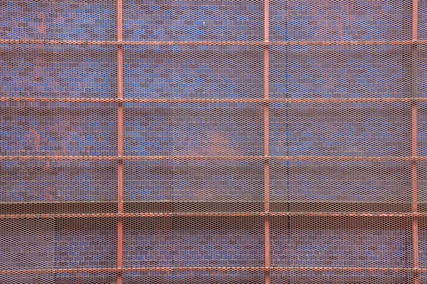 Bina Nşaat Dışındaki Kaynaklı Metal Çelik Duvar Ağları Dekorasyon Arkaplanı — Stok fotoğraf