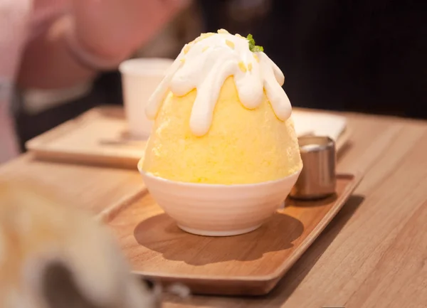 Dessert Coréen Glacé Cône Neige Bingsu Bingsoo Avec Mangue Tropicale — Photo
