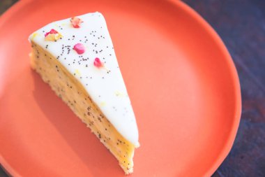 Flower Taals ve Grains Toppings 'li Lezzetli Beyaz Sağlıklı Cheesecake. Beslenme, Tatlılar, Tatlı, Atıştırmalık, Yiyecek, Şekerleme, Şımartma, Lezzet, Mutfak, Gurme ve Tabak kafe konseptinde