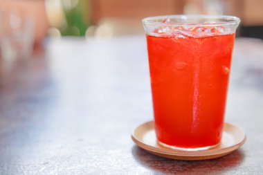 Seçici Odaklı Tayland çayı, ferahlatıcı içecek limon ve soğutma aromalı tatlı aromayla susuzluktan kurtulmak için. Sıcak Susamış Tropik Yaz Konsepti için Renkli Geleneksel Asya İçeceği.