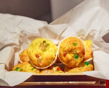 Seçici Odaklı Ev Yapımı Lezzetli Lezzetli Glütensiz Şekerli Meyve Topları. Gıda, Tatlılar, Şekerler, Tatlılar, Tatlılar, Atıştırmalıklar, Sağlık, Beslenme ve Yemek Konsepti