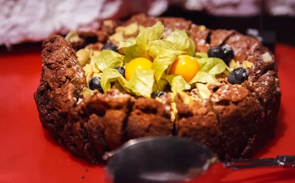 Gâteau Brownie Chocolat Délicieux Maison Ciblé Sélectif Décoré Groseilles Maquereau — Photo