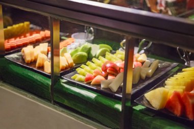 Seçici Odaklı Meyve Arabası Taze Türlü Tropikal Asya Mevsimlik Meyveleri (guava, ejderha meyvesi, papaya, kavun). Vejetaryen ve Vejetaryen Gıda, Organik Meyve, Beslenme ve Sağlık Konsepti