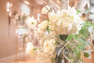 Resepsiyon masasında arka planda çiçeklenme taze çiçek buket. Dekoratif süs çiçeği, Doğa, Sevgililer günü, ev dekorasyonu, gelin düğün Resepsiyon, Floral aranjman ve Iç kavramı