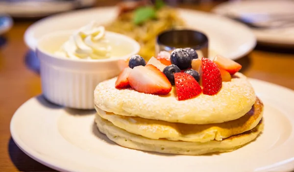 Verse Rode Aardbeien Bramen Fruit Toppings Pannenkoek Gekruid Met Slagroom — Stockfoto