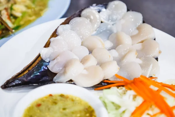 Selective Focused Thai Fresh Seafood Тонко Нарізані Scallop Sashimi Оздобленням — стокове фото