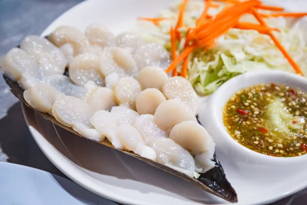 Selective Focused Thai Fresh Seafood Thinly Sliced Scallop Sashimi Shell — Stockfoto