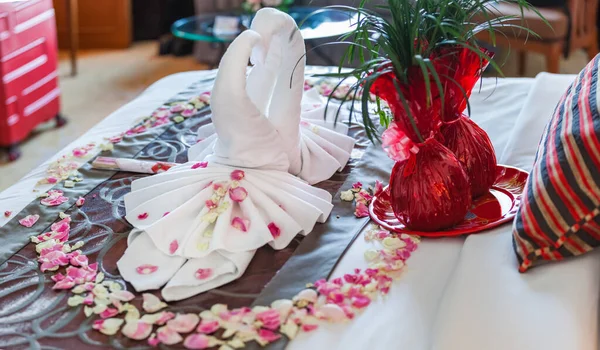 Interior Romántico Dormitorio Besos Cisne Origami Toallas Rociado Fresco Rosa — Foto de Stock