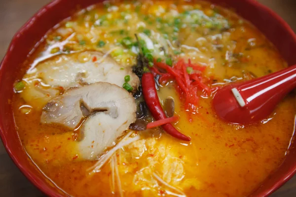 Seçici Odaklı Geleneksel Japon Yemeği Miso Çorbası Nda Baharatlı Ramen — Stok fotoğraf