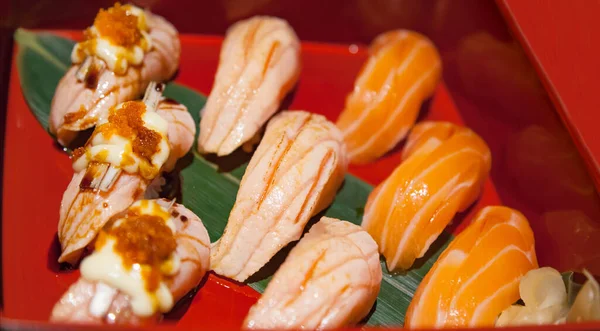 Japansk Färsk Fisk Maträtt Lax Sushi Och Lax Aburi Sortiment — Stockfoto