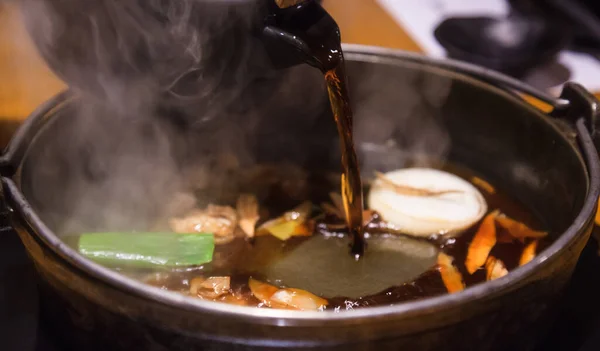 Pot Ciblé Sélectif Versant Soupe Sur Plat Japonais Nabemono Viande — Photo