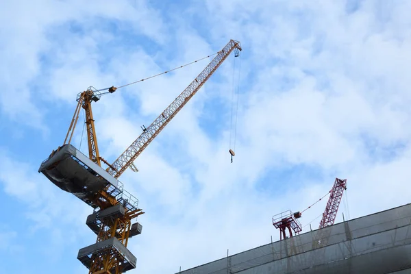 建設のタワー クレーンは空青い空を背景に構築します 建設業 運輸業 エンジニア リング ツール 産業機器 ローディングおよび貨物材料のリフティングの概念 — ストック写真