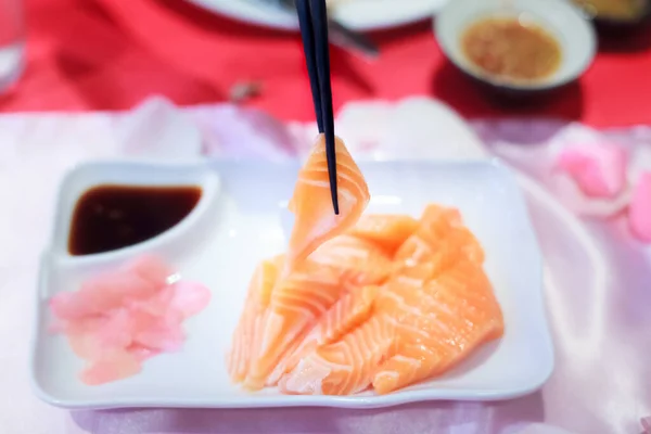 Sashimi Salmão Japonês Focado Seletivo Carne Salmão Gordurosa Fresca Acompanhado — Fotografia de Stock