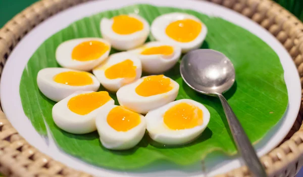 Huevos Pollo Cocidos Mitad Focalizados Selectivos Servidos Bandeja Hoja Plátano — Foto de Stock