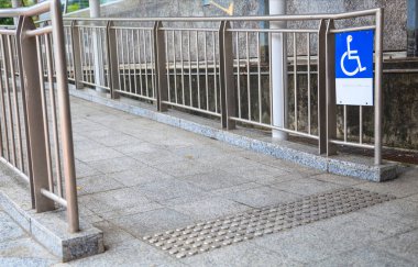 Tekerlekli sandalye rampası için Rampa tabelasına erişim, merdivenlere ek olarak veya yerine eğimli bir uçak, tekerlekli sandalye kullanıcıları için, bebek arabaları, veya tekerlekli araçları binalara erişmek için iten insanlar için.
