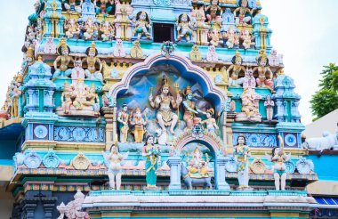 Sri Mariamman Tapınağı Singapur 'un en eski Hindu tapınağıdır. Mimari ve tarihsel önemi nedeniyle, tapınak ulusal bir anıt haline gelmiş ve önemli bir turizm merkezi olmuştur.