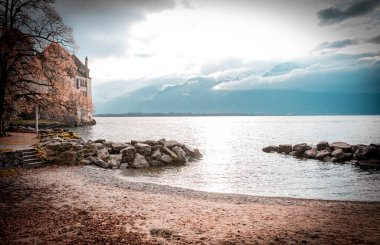 kale resimleri göle bakıyor.