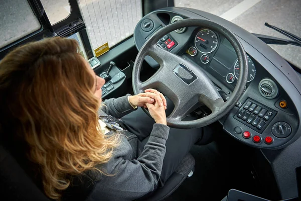 Donna Bionda Alla Guida Autobus — Foto Stock