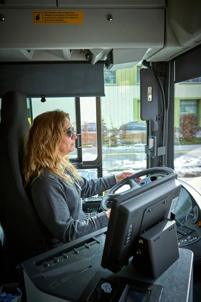 Mulher Loira Dirigindo Ônibus — Fotografia de Stock