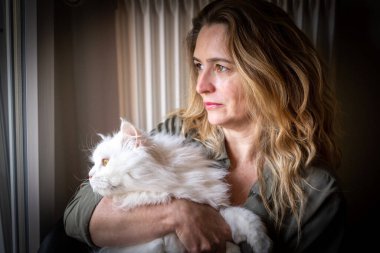 Kedisiyle birlikte bir kadının resmi.