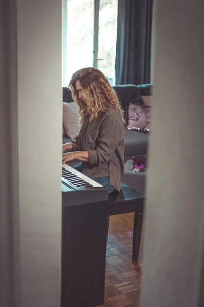 Vacker Kvinna Spelar Piano Hemma Trånga Dagar — Stockfoto