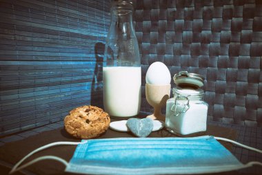 İsviçre Alplerinde güneşli bir günde Enerji Kahvaltısı