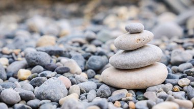 Kumsalda çakıl taşları