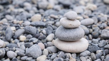 Kumsalda çakıl taşları