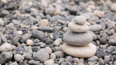 Kumsalda çakıl taşları