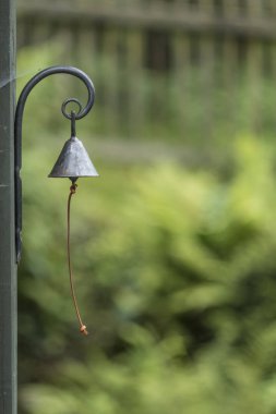 Tek Kişilik Bahçe bell ile arka plan bulanık.