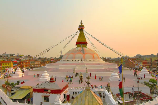 Kathmandu, Nepal abril 11,2014 Puesta de sol en el boudhanath stupa kathmandu nepal — Foto de Stock