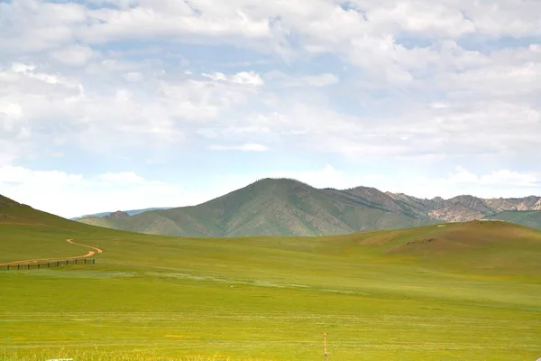 El campamento ger en un gran prado en ulaanbaatar, mongolia — Foto de Stock