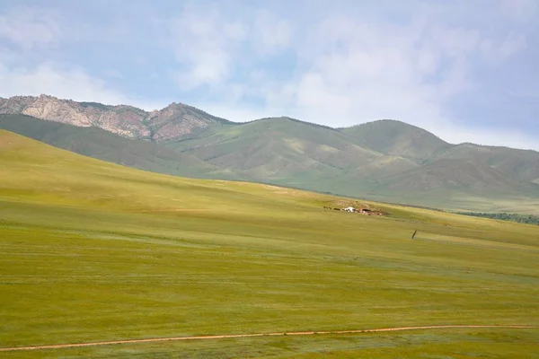 Le camp ger dans une grande prairie à ulaanbaatar, en mongolie — Photo