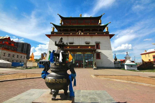 Gandantegchinlen klostret är en tibetansk stil buddhistiska kloster i mongoliska huvudstad ulaanbaatar, Mongoliet — Stockfoto