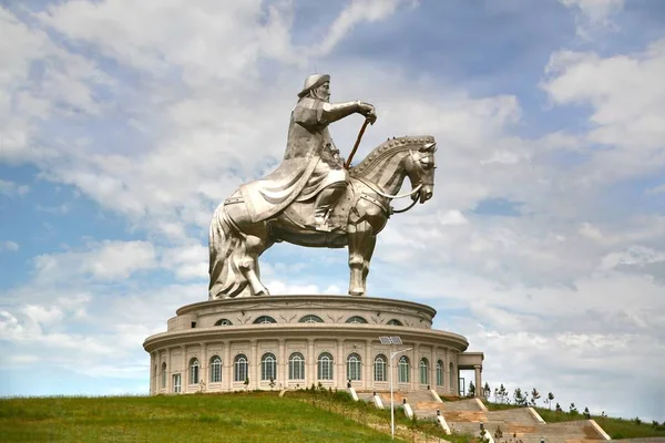 Статуя Чингисхана представляет собой 40-метровую статую Чингисхана на коне, в тсонджин болдогеасте монгольской столицы Улаанбаатар. — стоковое фото